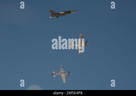 ÉTATS-UNIS Le capitaine de la Force aérienne, Aimee “Rebel” Fiedler, pilote et commandant de l’équipe de démonstration F-16 Viper, vole aux côtés de deux Mustangs P-51 pendant le cours d’entraînement en vol Heritage à la base aérienne Davis-Monthan, Arizona, 6 mars 2022. Au cours de l'événement, les pilotes civils de warbird et les pilotes de démonstration actuels de la Force aérienne se sont entraînés ensemble en vue de la saison des spectacles aériens 2022. Banque D'Images