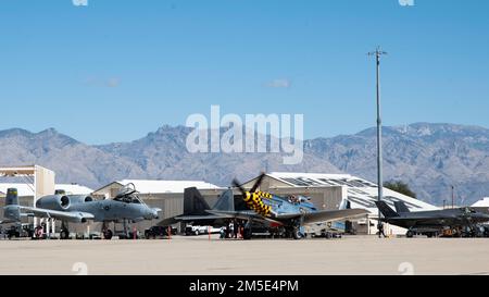 Un taxie P-51 Mustang en ligne de vol en vue de participer au cours d'entraînement en vol Heritage à la base aérienne de Davis-Monthan, Arizona (6 mars 2022). Cet événement annuel permet aux pilotes civils de warbird et aux pilotes de démonstration actuels de la Force aérienne de s'entraîner ensemble pour se préparer à la saison des spectacles aériens 2022. Banque D'Images