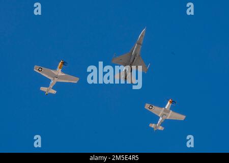 ÉTATS-UNIS Le capitaine de la Force aérienne, Aimee “Rebel” Fiedler, pilote et commandant de l’équipe de démonstration F-16 Viper, vole aux côtés de deux Mustangs P-51 pendant le cours d’entraînement en vol Heritage à la base aérienne Davis-Monthan, Arizona, 6 mars 2022. Au cours de l'événement, les pilotes civils de warbird et les pilotes de démonstration actuels de la Force aérienne se sont entraînés ensemble en vue de la saison des spectacles aériens 2022. Banque D'Images