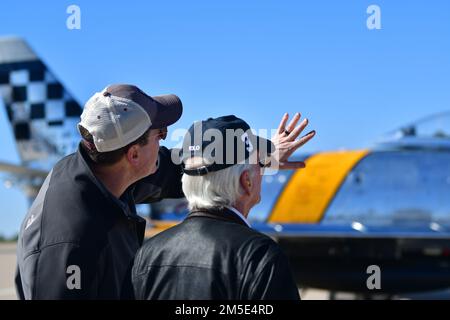 ÉTATS-UNIS James Meger, ancien colonel de la Force aérienne, admire un sabre F-86 avec un vétéran du Vietnam lors du cours de formation en vol Heritage 2022 à la base aérienne de Davis-Monthan, Arizona, 6 mars 2022. La Air Force Heritage Flight Foundation célèbre l'histoire de la puissance aérienne des États-Unis et sert de mémorial vivant à ceux qui ont servi aux États-Unis Force aérienne. Banque D'Images