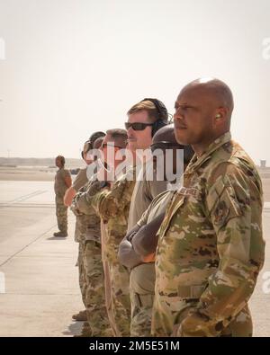 Des membres de l'aile expéditionnaire aérienne 380th, base aérienne d'Al Dhafra, Émirats arabes Unis, observent un KC-10 qui part pour le décollage, 6 mars 2022. Le KC-10 fournit la capacité mondiale de ravitaillement en air de la Force aérienne, soutenant des avions communs et des avions de pays partenaires partout aux États-Unis Zone de responsabilité du Commandement central. Banque D'Images