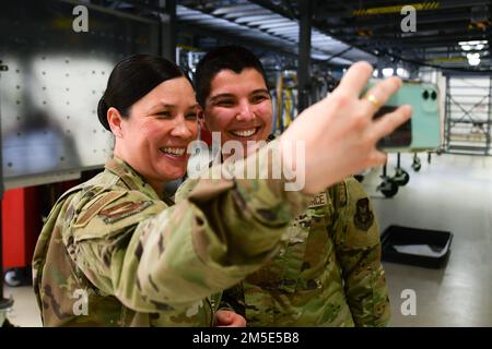 Le Sgt. Chin Cox, chef du commandement de la Force aérienne du 22nd septembre, prend une photo de selfie avec des aviateurs supérieurs, Khalla Walls, un technicien de maintenance aérospatiale du 910th Escadron de maintenance, des aviateurs de la Force de réserve Citizen du 910th Escadron de maintenance, à 6 mars 2022, à la station de la Réserve aérienne de Youngstown, en Ohio. Cox a visité DES YARS au cours de l’assemblée de formation de l’unité de mars pour interagir avec les aviateurs et mieux comprendre la mission de l’installation. (É.-U. Photo de la Force aérienne/Tech. Sgt Jeffrey Grossi) Banque D'Images