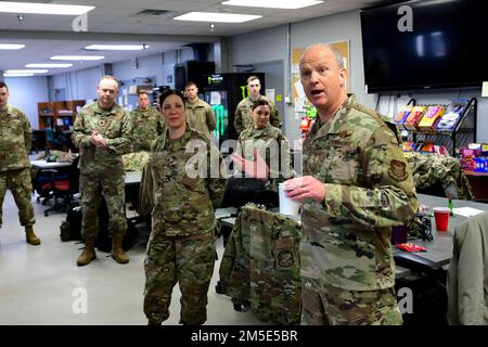 Général de division Bret Larson, commandant de la Force aérienne en 22nd et Sgt. Chin Cox, commandant de la Force aérienne en 22nd adresse principale des aviateurs de la Réserve Citizen du 910th Escadron de maintenance, 6 mars 2022, dans le hangar 305 à la station de la Réserve aérienne de Youngstown, Ohio. Le MXS 910th est responsable de la gestion, de l'entretien et de la supervision de la structure de l'aéronef, des moteurs, de l'équipement électrique et de l'équipement d'essai. (É.-U. Photo de la Force aérienne/Tech. Sgt Jeffrey Grossi) Banque D'Images