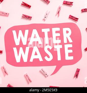 Texte d'écriture gaspillage d'eau. Mot pour liquide qui a été utilisé dans le cadre d'un processus industriel Banque D'Images