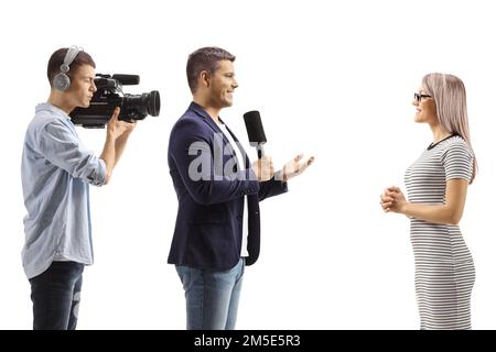 Journaliste masculin interrogeant une femme et un caméraman enregistrant sur fond blanc Banque D'Images
