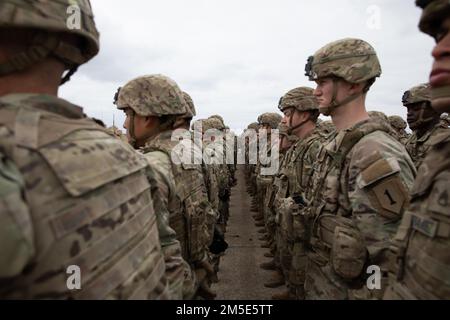 Une combinaison des États-Unis Des soldats de l’armée du 2nd Régiment de cavalerie, de la 1st Division d’infanterie et du 18th corps aéroporté, sont en formation en tant que président de la Roumanie, M. Klaus Iohannis, s’adresseront aux troupes du service d’accueil de l’OTAN et du service commémoratif des membres du service roumain, 6 mars 2022, base aérienne de Mihail Kogălniceanu, Roumanie. En tant que membre de l'Alliance, les États-Unis s'engagent à fournir des forces à la Force de réaction de l'OTAN, la NRF, dans le cas où l'OTAN active cette construction et renforce la défense de l'est afin de prévenir toute agression. Banque D'Images