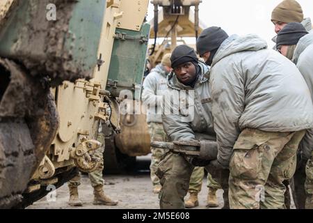 Le SPC Mondini Lindor, affecté au 2nd Bataillon, 34th Armored Regiment, 1st Armored Brigade combat Team, 1st Infantry Division, s'accroche à un véhicule de combat Bradley pour le remorquage lors d'une attaque au sabre dans la zone militaire de Hradiště, dans le nord-ouest de la République tchèque, au 06 mars 2022. Banque D'Images