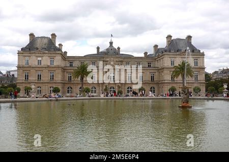 France, Paris, 6th arrondissement, Palais du Luxembourg dans le jardin du Luxembourg - Palais du Luxembourg dans le jardin du Luxembourg - vue sur la partie principale Banque D'Images