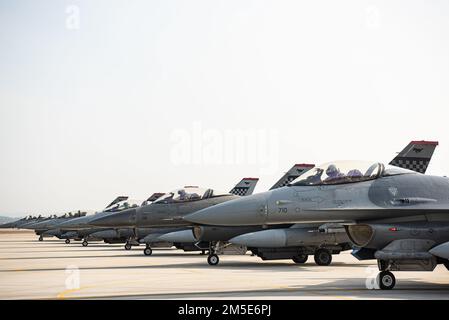 Les pilotes du F-16 Faucon Fighting avec le 36th Escadron d'avions de combat font la queue pour le départ à la base aérienne d'Osan, en République de Corée, le 7 mars 2022. Le FS 36th est un escadron prêt au combat, capable de mener des missions d'interdiction aérienne, de soutien aérien rapproché (SAE) et de contre-air dans des conditions de jour et de nuit. Tout au long de ses 101 ans d'histoire, le FS 36th a piloté plus de 20 types d'aéronefs différents, a reçu 22 citations d'unités et a accumulé 24 banderoles de service et de campagne. Banque D'Images