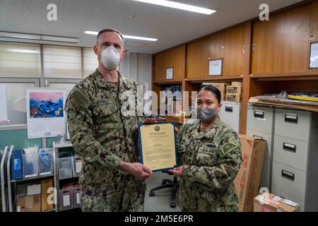 YOKOSUKA, Japon (7 mars 2022) Spécialiste du programme religieux 2nd classe Maritris Brown est mericidement avancé au rang de petit officier de première classe par le capitaine Rich Jarrett, commandant du commandant, activités de la flotte Yokosuka (CFAY) lors d'une cérémonie de ficlage. Le Programme d'avancement méritoire enlisté est conçu pour permettre aux triades de commandement de faire progresser leurs marins les plus qualifiés avant les cycles d'avancement semestriels à l'échelle de la Marine. Depuis plus de 75 ans, CFAY fournit, entretient et exploite des installations et des services de base à l'appui du déploiement de la flotte américaine 7th Banque D'Images