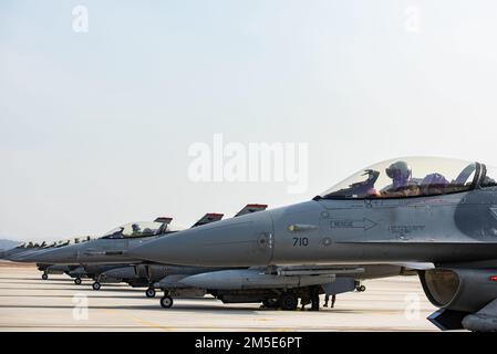 Les pilotes du F-16 Faucon Fighting avec le 36th Escadron d'avions de combat font la queue pour le départ à la base aérienne d'Osan, en République de Corée, le 7 mars 2022. Le FS 36th est un escadron prêt au combat, capable de mener des missions d'interdiction aérienne, de soutien aérien rapproché (SAE) et de contre-air dans des conditions de jour et de nuit. Tout au long de ses 101 ans d'histoire, le FS 36th a piloté plus de 20 types d'aéronefs différents, a reçu 22 citations d'unités et a accumulé 24 banderoles de service et de campagne. Banque D'Images