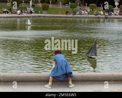 France, Paris, 6th arrondissement, jardin du Luxembourg - jardin du Luxembourg - fille jouant avec un voilier dans l'étang photo © Fabio Mazzarella/Sin Banque D'Images