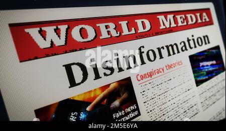 Désinformation fausses nouvelles, manipulation et propagande quotidiens lisant sur écran de tablette mobile. Écran tactile avec titres News abstr Banque D'Images