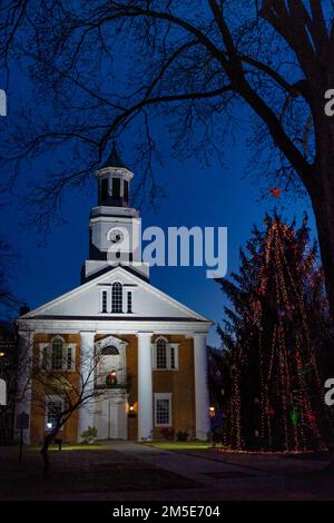 Rogersville, Tennessee, Etats-Unis - 18 décembre 2022: Les lumières de Chiristmas sur un grand arbre à feuilles persistantes devant le palais de justice du comté de Hawkins dans le Roge historique Banque D'Images