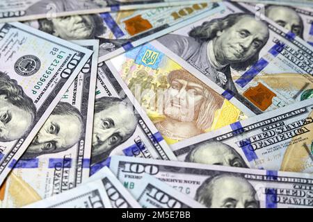 Hryvnia ukrainien entouré de billets en dollars américains. Concept de l'aide américaine à l'Ukraine, taux de change Banque D'Images