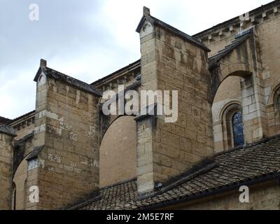 Un petit plan de détail de l'église Eglise Saint Didier à Avignon, France sous le ciel nuageux Banque D'Images