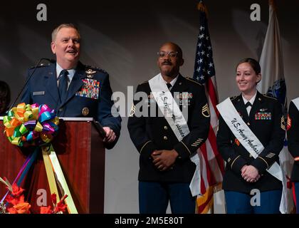 ÉTATS-UNIS Le lieutenant général de la Force aérienne, Brad Webb, commandant du Commandement de l’éducation et de l’entraînement aériens, accueille les invités et présente les représentants militaires de la Fiesta de cette année, lors de la réception de l’ambassadeur militaire de la Fiesta en 2022 au Musée Witte, à San Antonio, au Texas, à 7 mars 2022. La cérémonie est une introduction officielle des ambassadeurs militaires qui souligne l'engagement et le soutien des dirigeants de la communauté de San Antonio envers nos membres de service. Les ambassadeurs militaires sont des hommes et des femmes bénévoles qui représentent chaque branche de service pour informer et éduquer le public sur la vie et la culture militaires pendant les événements Banque D'Images