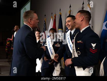 ÉTATS-UNIS Le lieutenant général de la Force aérienne, Brad Webb, commandant du Commandement de l’éducation et de l’instruction aériennes, remet les médailles de la Fiesta de l’AETC aux ambassadeurs militaires lors de la réception de l’ambassadeur militaire de la Fiesta en 2022 au Musée Witte, à San Antonio, au Texas, à 7 mars 2022. La cérémonie est une introduction officielle des ambassadeurs militaires qui souligne l'engagement et le soutien des dirigeants de la communauté de San Antonio envers nos membres de service. Les ambassadeurs militaires sont des hommes et des femmes bénévoles qui représentent chaque branche de service pour informer et éduquer le public sur la vie et la culture militaires pendant les événements dans le commu local Banque D'Images