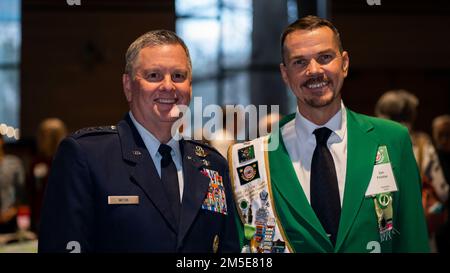 ÉTATS-UNIS Le lieutenant général de la Force aérienne, Brad Webb, commandant du commandement de l'éducation et de l'instruction aériennes, et Jon Fristoe, président de la Commission Fiesta San Antonio, posent lors de la réception de l'ambassadeur militaire de la Fiesta en 2022 au Musée Witte, San Antonio, Texas, 7 mars 2022. La cérémonie est une introduction officielle des ambassadeurs militaires qui souligne l'engagement et le soutien des dirigeants de la communauté de San Antonio envers nos membres de service. Les ambassadeurs militaires sont des hommes et des femmes bénévoles qui représentent chaque branche de service pour informer et éduquer le public sur la vie et la culture militaires pendant les événements de t Banque D'Images