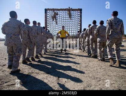 ÉTATS-UNIS Le Sgt Christopher CEE, instructeur de forage de la Compagnie de golf, 2nd Recruit Training Battalion, supervise les recrues pendant le cours de confiance au Marine corps Recruit Depot San Diego, 7 mars 2022. Le cours a remis en question la confiance physique, mentale et spirituelle des recrues. Banque D'Images