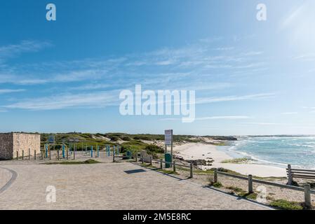 Arniston, Afrique du Sud - 22 septembre 2022 : le parking de la plage de Kassiesbaai à Arniston, dans la province du Cap occidental. Une salle de sport extérieure est Banque D'Images