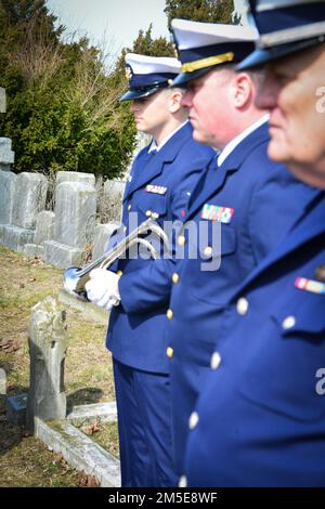 Les membres de la Garde côtière de Station Atlantic City, New Jersey, tiennent une cérémonie de commémoration à Pleasantville, New Jersey, lundi, 7 mars 2022, au lieu d'inhumation du Surfman de la Garde côtière William Garton. La cérémonie annuelle rend hommage au sacrifice et à l'héritage de Garton et de quatre autres membres de la station de canot de sauvetage de la ville atlantique qui ont perdu la vie tout en répondant à l'aide d'un équipage de bateau de pêche en détresse au large de la ville atlantique sur 6 mars 1932. Banque D'Images