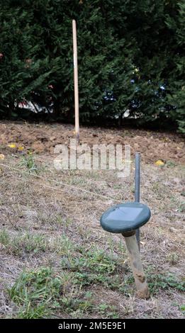 Opérations de creusage dans un potager pour préparer la terre pour le semis de printemps. Banque D'Images