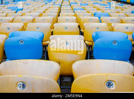 Stands vides du stade de football. Banque D'Images