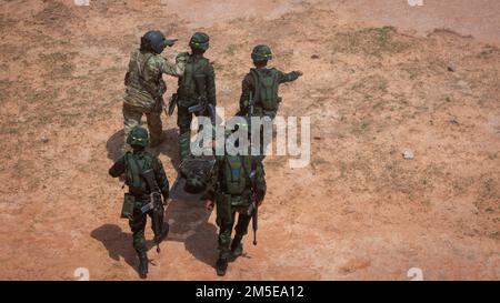 Un medic de vol, 2nd Bataillon d'hélicoptères d'assaut, 25th Aviation Regiment, 25th Infantry Division, dirige les soldats Royal Thai vers un UH-60 Black Hawk pendant l'entraînement de medivac, 7th mars 2022, fort Thanarat, Thaïlande. La formation médivac est un domaine clé de Hanuman Guardian 22 (Hg22). Hg22 fait partie de la série Pacific Pathways, conçue pour accroître la préparation, renforcer les relations et développer l'interopérabilité entre les membres du service des États-Unis Armée et armée royale thaïlandaise. Banque D'Images