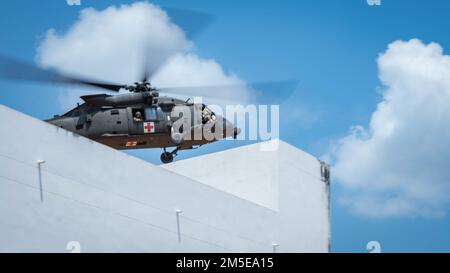 A ÉTATS-UNIS L'armée UH-60 Black Hawk du 2nd Bataillon d'hélicoptères d'assaut, 25 Aviation Regiment, 25th Infantry Division, prend son départ après avoir chargé un patient pendant l'entraînement médivac, 7th mars 2022, fort Thanarat, Thaïlande. La formation médivac est un domaine clé de Hanuman Guardian 22 (Hg22). Hg22 fait partie de la série Pacific Pathways, conçue pour accroître la préparation, renforcer les relations et développer l'interopérabilité entre les membres du service des États-Unis Armée et armée royale thaïlandaise. Banque D'Images