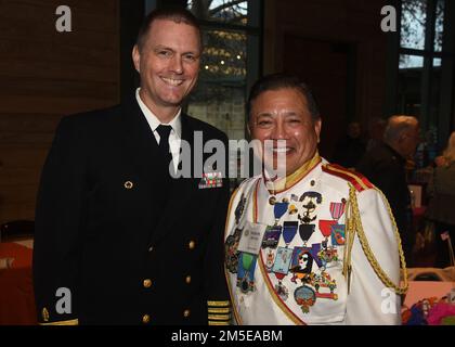 SAN ANTONIO – (7 mars 2022) Capitaine Gerald DeLong, commandant de l’unité de recherche médicale navale (ANMRU) San Antonio avec l’ancien adjoint Anatolio Cruz III (membre de la Cour du Roi Rey Feo) à la réception annuelle des ambassadeurs militaires qui s’est tenue au Musée Witte. L'événement a été organisé par le Club militaire civil de San Antonio. Parmi les conférenciers invités, mentionnons le commandant du Commandement de l'éducation et de la formation de la Force aérienne, le lieutenant général Marshall Webb, le chef de la direction de l'USAA, Wayne Peacock, le roi San Antonio XCIX Barton Simpson et le roi Rey Feo LXXIII Augustine Cortez Jr Les ambassadeurs militaires représentent leur service aux événements t Banque D'Images