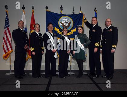 SAN ANTONIO – (7 mars 2022) leadership naval au sein de la ville militaire des États-Unis, y compris le capitaine Ann case (deuxième de gauche), commandant du Centre de soutien à l'instruction en médecine de la Marine (NMTSC) et le capitaine Gerald DeLong (deuxième de droite), Le commandant de l'unité de recherche médicale navale (NAMRU) San Antonio a assisté à la réception annuelle des ambassadeurs militaires qui s'est tenue au Musée Witte. Sur la photo, les commandants sont le chef principal de la NAMRU San Antonio, nommé chef principal de l’hôpital Corpsman David Snow, les ambassadeurs de la Marine Petty Offices 1st classe Henson A. Chiong de la NMTSC et Samantha Teliczan assig Banque D'Images