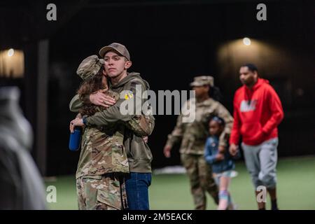 FORT KNOX, Ky. - Un soldat du corps en V dit Au revoir à sa famille avant le déploiement en Allemagne, 7 mars. Le siège principal du V corps se déploiera pour fournir un commandement et un contrôle supplémentaires des États-Unis Forces armées en Europe. Banque D'Images