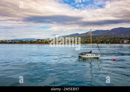 bateau à voile sur la côte de santa barbara au crépuscule Banque D'Images