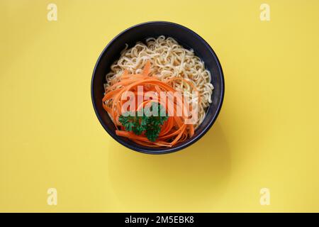 vue de dessus des nouilles ramen végétariennes sur fond jaune Banque D'Images