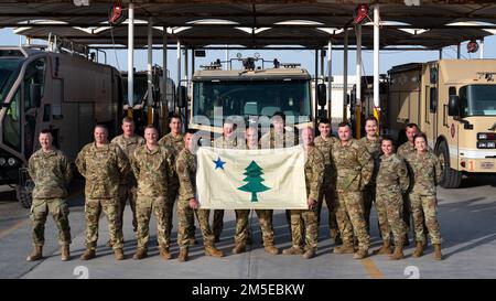 Des aviateurs de la 101st Wing, Maine Air National Guard, Bangor Air National Guard base posent ensemble à la base aérienne Al Dhafra, Émirats arabes Unis, 7 mars 2022. Les aviateurs de la Garde travaillent aux côtés de militaires actifs et de réservistes pour constituer l'aile expéditionnaire aérienne de 380th à Al Dhafra. Banque D'Images