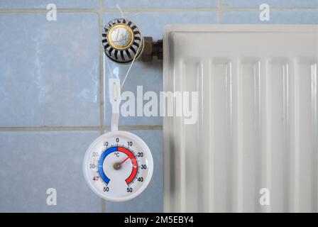 Robinet de radiateur, pièce en euros et thermomètre affichant une température basse, des coûts de chauffage et d'énergie en hausse en raison de la pénurie de gaz et d'huile de chauffage Banque D'Images