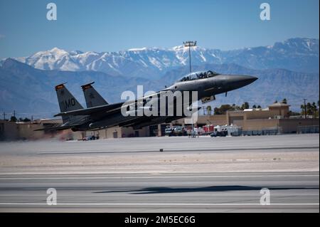 Un aigle F-15E affecté à l'aile Fighter 366th de la base aérienne Mountain Home, Idaho, prend son envol pendant le drapeau rouge Nellis 22-2 à la base aérienne Nellis, Nevada, 7 mars 2022. L'escadron d'entraînement au combat 414th effectue des exercices du drapeau rouge afin de fournir aux équipages l'expérience de multiples sorties de combat aériennes intensives dans la sécurité d'un milieu d'entraînement. Banque D'Images