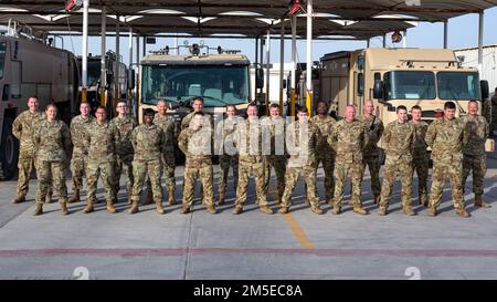 Des aviateurs de la 127th Wing, Michigan Air National Guard, Selfridge Air National Guard base posent ensemble à la base aérienne d'Al Dhafra, Émirats arabes Unis, 7 mars 2022. Les aviateurs de la Garde travaillent aux côtés de militaires actifs et de réservistes pour constituer l'aile expéditionnaire aérienne de 380th à Al Dhafra. Banque D'Images