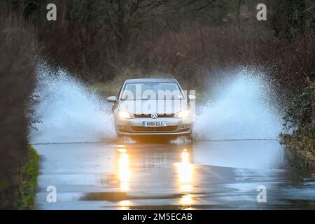 Muckleford, Dorset, Royaume-Uni. 28th décembre 2022. Météo Royaume-Uni. Une voiture traverse les eaux de crue sur une route à Muckleford près de Dorchester dans Dorset après une journée de fortes pluies et de vents violents. Crédit photo : Graham Hunt/Alamy Live News Banque D'Images