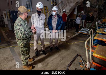 220307-N-SI601-1030 YOKOSUKA, Japon (7 mars 2022) Capt Fred Goldhammer, commandant des États-Unis Le seul porte-avions de la Marine, le USS Ronald Reagan (CVN 76), reçoit une visite d’un entrepôt de Yokosuka de la Force de réparation des navires (SRF) à bord du commandant de la flotte de Yokosuka. L'interopérabilité avec SRF Yokosuka permet à Ronald Reagan d'effectuer une maintenance vitale dans le port et de maintenir la disponibilité opérationnelle. Ronald Reagan, le navire amiral du Carrier Strike Group 5, fournit une force prête à combattre qui protège et défend les États-Unis, et soutient les alliances, les partenariats et le coltec Banque D'Images