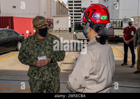 220307-N-SI601-1010 YOKOSUKA, Japon (7 mars 2022) Capt Fred Goldhammer, commandant des États-Unis Le seul porte-avions de la Marine, le USS Ronald Reagan (CVN 76), s’adresse aux travailleurs de l’entrepôt de Yokosuka de la Force de réparation des navires (SRF) à bord du commandant de la flotte de Yokosuka. L'interopérabilité avec SRF Yokosuka permet à Ronald Reagan d'effectuer une maintenance vitale dans le port et de maintenir la disponibilité opérationnelle. Ronald Reagan, le fleuron du Carrier Strike Group 5, fournit une force prête à combattre qui protège et défend les États-Unis, et soutient les alliances, les partenariats et le collectiv Banque D'Images