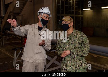 220307-N-SI601-1021 YOKOSUKA, Japon (7 mars 2022) Capt Fred Goldhammer, commandant des États-Unis Le seul porte-avions de la Marine, le USS Ronald Reagan (CVN 76), reçoit une visite d’un entrepôt de Yokosuka de la Force de réparation des navires (SRF) à bord du commandant de la flotte de Yokosuka. L'interopérabilité avec SRF Yokosuka permet à Ronald Reagan d'effectuer une maintenance vitale dans le port et de maintenir la disponibilité opérationnelle. Ronald Reagan, le navire amiral du Carrier Strike Group 5, fournit une force prête à combattre qui protège et défend les États-Unis, et soutient les alliances, les partenariats et le coltec Banque D'Images