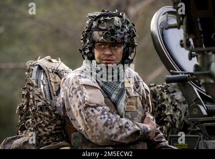 Un soldat des forces armées lettones participe à un entraînement multinational lors de la grève des sabre 22 au camp d'Adazi, en Lettonie, au 7 mars 2022. Sabre Strike est conçu pour améliorer l'interopérabilité avec nos alliés de l'OTAN et renforcer les relations régionales que nous avons développées. Sabre Strike permet aux alliés de l'OTAN de se connecter personnellement, professionnellement, techniquement et tactiquement pour créer des effets synergiques et une force de combat multinationale plus compétente. Banque D'Images