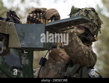 Un soldat des forces armées lettones participe à un entraînement multinational lors de la grève des sabre 22 au camp d'Adazi, en Lettonie, au 7 mars 2022. Sabre Strike est conçu pour améliorer l'interopérabilité avec nos alliés de l'OTAN et renforcer les relations régionales que nous avons développées. Sabre Strike permet aux alliés de l'OTAN de se connecter personnellement, professionnellement, techniquement et tactiquement pour créer des effets synergiques et une force de combat multinationale plus compétente. Banque D'Images