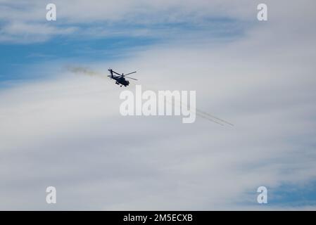 La Garde nationale de l'Armée de l'Idaho a terminé son test d'acceptation du gouvernement sur sa nouvelle gamme, du 5 au 11 mars, au Centre d'entraînement au combat Orchard. La gamme Digital Air Ground Integration nécessitait que la partie avion du GAT devienne entièrement qualifiée. Les composantes précédentes de l'essai ont été complétées au printemps dernier avec des chars d'assaut Abrams, des véhicules de combat Bradley et des Strykers. Tout au long de la semaine, les 1st pilotes et membres d’équipage du Bataillon de reconnaissance d’attaque de l’Armée américaine sur 229th de la base interarmées Lewis-McChord, Washington, ont effectué des qualifications d’équipage en utilisant leurs hélicoptères AH- 64 Apache sur le DAGIR. Banque D'Images