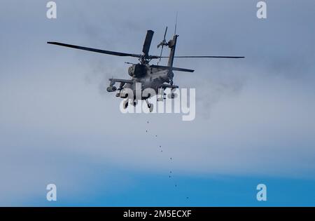 La Garde nationale de l'Armée de l'Idaho a terminé son test d'acceptation du gouvernement sur sa nouvelle gamme, du 5 au 11 mars, au Centre d'entraînement au combat Orchard. La gamme Digital Air Ground Integration nécessitait que la partie avion du GAT devienne entièrement qualifiée. Les composantes précédentes de l'essai ont été complétées au printemps dernier avec des chars d'assaut Abrams, des véhicules de combat Bradley et des Strykers. Tout au long de la semaine, les 1st pilotes et membres d’équipage du Bataillon de reconnaissance d’attaque de l’Armée américaine sur 229th de la base interarmées Lewis-McChord, Washington, ont effectué des qualifications d’équipage en utilisant leurs hélicoptères AH- 64 Apache sur le DAGIR. Banque D'Images