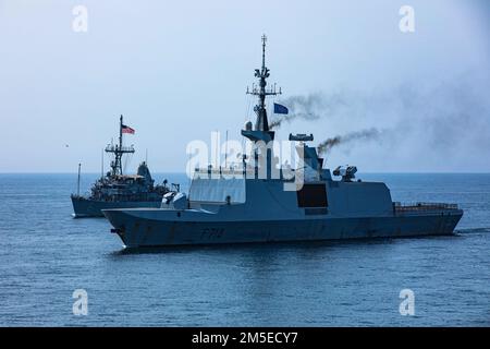 220307-A-LN610-1127 GOLFE D'OMAN (7 mars 2022) la frégate de la marine française FFGH Guepratte (F714) et le navire de contre-mesures de mine USS Devastator (MCM 6) naviguent en formation dans le golfe d'Oman, 7 mars, pendant l'exercice maritime multinational Khunjar HADD. Banque D'Images