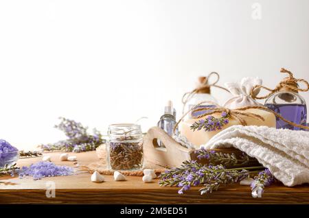 Détail des produits de soin de la peau avec essence de lavande sur table en bois et fond blanc isolé. Vue avant. Banque D'Images