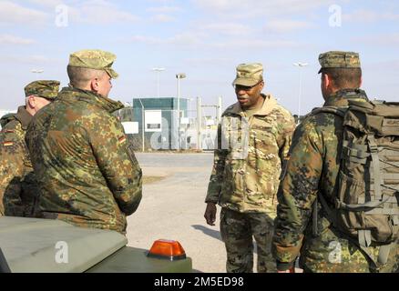 Le général de division James Smith, au centre, commandant général du 21st Theatre Sousment Command, interagit avec les soldats de la Bundeswehr pendant les opérations à la caserne Coleman, en Allemagne, sur 7 mars 2022. La collaboration étroite avec nos partenaires du pays hôte améliore l'interopérabilité et renforce notre partenariat. Banque D'Images